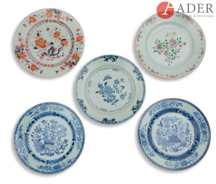 CHINE - XVIIIe siècle
Ensemble de cinq assiettes en porcelaine, dont trois bleu blanc, une de la famille rose, une émaillée en rouge de fer, bleu sous couverte et or à décor dit « imari », le tout à décor de bouquets fleuris. (Égrenures, fêlures).
Diam. : 23 cm
