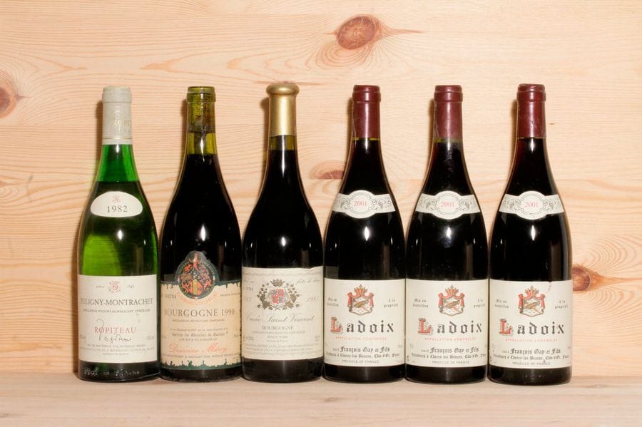 3 B LADOIX (1 e.l.a.), François Gay & Fils, 2001
1 B PULIGNY-MONTRACHET (3,5 cm), Ropiteau , 1982
1 B BOURGOGNE TASTEVINÉ Rouge (s.c.), Marey, 1990
1 B BOURGOGNE CUVÉE ST VINCENT PINOT NOIR (e.l.a.), Pierre Laforest, 1993