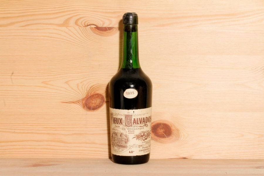 1 B VIEUX CALVADOS 70 Cl 40° (7 cm sur col fin; L.B; e.l.a; clm. plissée; capsule avec cire abimée), Pierre Huet, 1893
