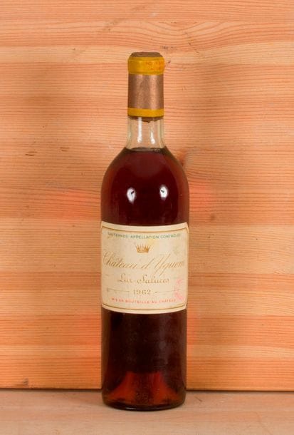 1 B CHÂTEAU D'YQUEM (T.L.B.-; e.t.h. légères; 1 accroc sommet capsule), C1 Supérieur Sauternes, 1962