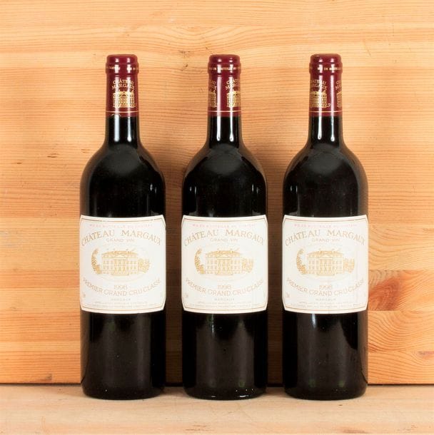 3 B CHÂTEAU MARGAUX (marques et accrocs étiquettes; 1 légère plissure sur 1 bas de capsule), GCC1 Margaux, 1998