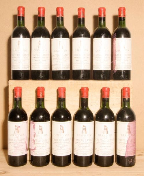 12 B CHÂTEAU LATOUR (Caisse Bois d'origine) 4 T.L.B; 7 H.E.+ et 1 H.E; 1 e.t; 3 étiquettes avec papier de soie collé dont 1 e.l.a; 1 accroc bas capsule; 2 bouchons descendus dont 1 très fragile; belle présentation , GCC1 Pauillac, 1960