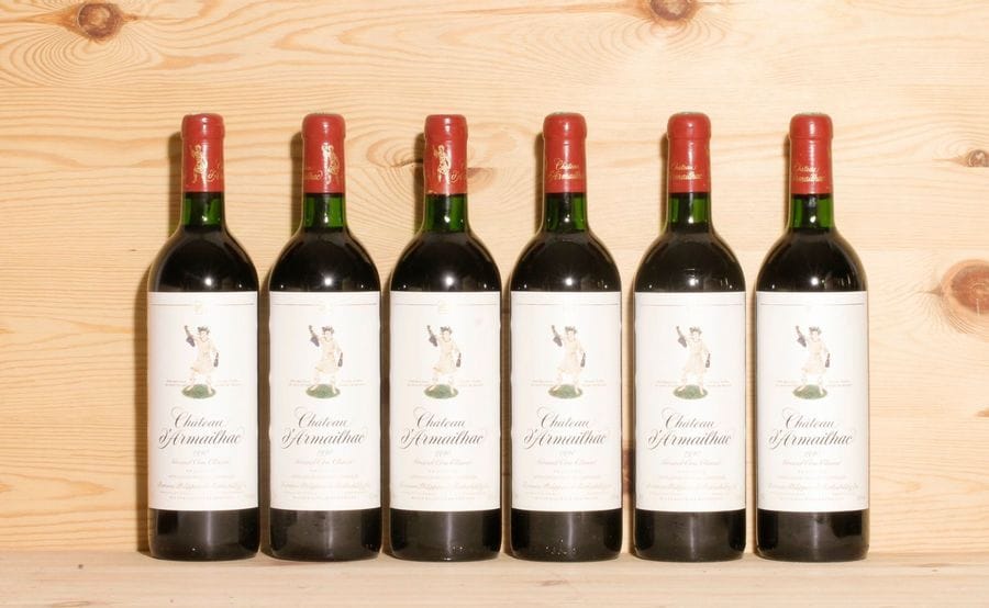 6 B CHÂTEAU D'ARMAILHAC (Caisse Bois d'origine) 4 B.G. et 2 B.G.-; capsules gonflées, GCC5 Pauillac, 1990