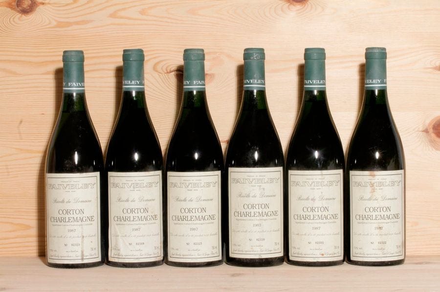 6 B CORTON CHARLEMAGNE (Grand Cru) 2 à 2,5 cm; e.t.h. légères à e.l.a;  c.s. légères, Faiveley, 1987