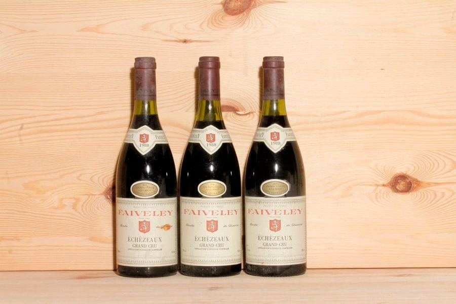 3 B ECHEZEAUX (Grand Cru) 1 à 2,8 cm; e.t.h. légères; c.s. légères, Faiveley, 1988