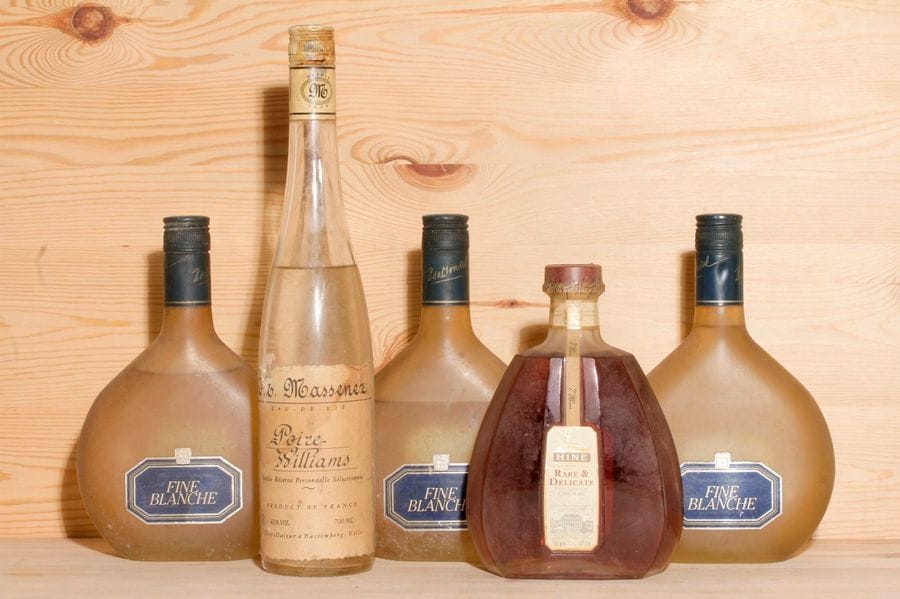 1 B COGNAC FINE CHAMPAGNE 70 Cl 40° (e.t.h. légères), Hine, NM
1 B EAU DE VIE POIRE WILLIAMS (9 cm sur col fin; e.a; c.s.), Massenez, NM
3 B ARMAGNAC FINE BLANCHE (1 M.B; 1 B; e.l.s; forme basquaise), Montal, NM