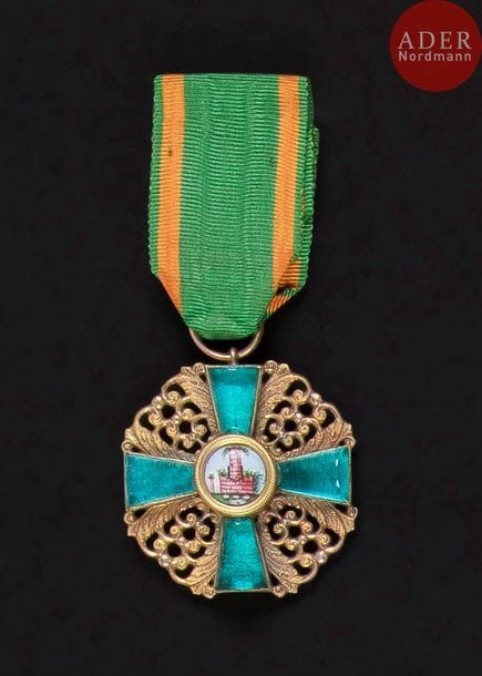 ALLEMAGNE - BADE
ORDRE DU LION DE ZAERINGEN, créé en 1812.
Croix de chevalier de 1re classe à titre de civil.
En or, pâte de verre verte, centre émaillé peint. Anneau double. Ruban.
38?mm. - Poids brut : 15,8?g
SUP.