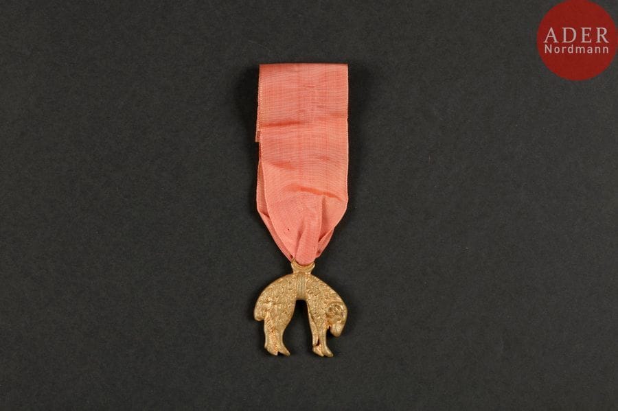 AUTRICHE - ESPAGNE
ORDRE DE LA TOISON D’OR, créé en 1430
Insigne en bronze doré avec fragment de cravate.
50?x?50?mm
T.T.B. Fabrication moderne. 