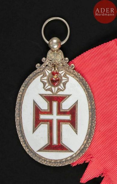 PORTUGAL
ORDRE DU CHRIST, créé en 1319.
Bijou de grand-croix, modèle de la Royauté en vermeil ciselé, centre en émail à la croix du Christ surmontée du Sacré cœur émaillé.
87?x?56?mm - Poids brut : 58?g
SUP.
