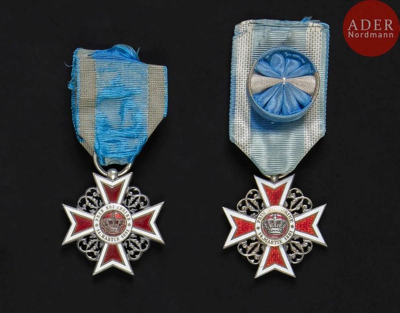 ROUMANIE
ORDRE DE LA COURONNE, créé en 1881.
Deux croix du 1er modèle :
- de chevalier. En argent, vermeil et émail. Ruban (usé).
40?mm - Poids brut : 20?g
- d’officier. En vermeil et émail. Ruban à rosette.
40?mm - Poids brut : 20?g
T.T.B.