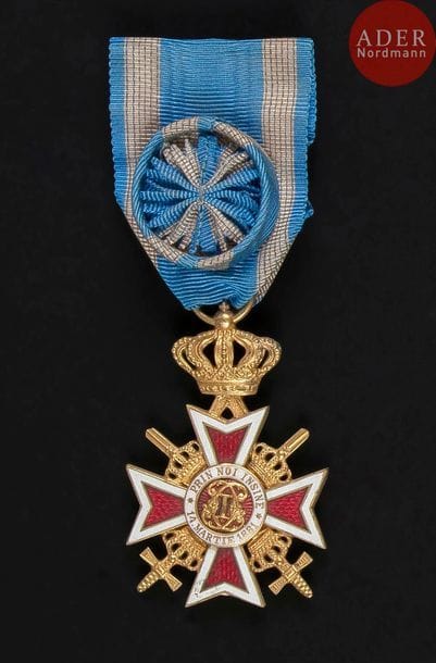 ROUMANIE
ORDRE DE LA COURONNE, créé en 1881.
Croix d’officier du modèle 1932-1944 à titre militaire.
En bronze doré et émail.
53?x?37?mm
T.T.B.