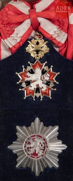 TCHÉCOSLOVAQUIE
ORDRE DU LION BLANC, créé en 1920.
Bel ensemble de grand-croix à titre civil, comprenant :
- bijou en vermeil, argent et émail.
Poinçon KK d’orfèvre et poinçon au cygne. Avec son écharpe.
94?x?65?mm - Poids brut : 56?g
- plaque en argent et émail, revers à attache basculante et deux crochets, poinçon d’orfèvre KK et au cygne. Manque le revers du centre.
72?mm - Poids brut : 80?g
Dans son écrin frappé du lion blanc de la maison Karnet & Kysely à Prague.
T.T.B.