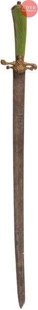 Couteau de vénerie
Poignée en ivoire, rainurée. Monture en laiton ciselé (restes de dorure), garde à deux quillons inversés. Lame cintrée, gravée et signée d’un fourbisseur hollandais à Amsterdam (Jacobus Cenvaads & Zoon).
A.B.E. S.F. Vers 1760. 