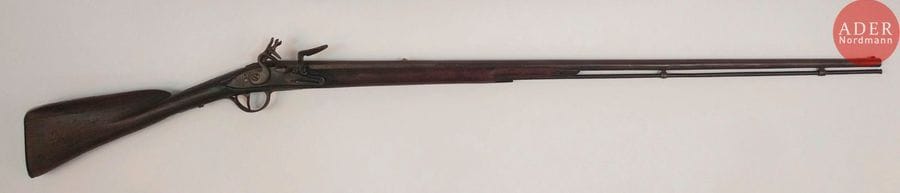 Petit fusil à silex d’enfant
Canon rond, à pans au tonnerre. Platine et chien à corps plat. Pontet en fer (ancien mais postérieur) et garnitures en laiton gravé. Crosse en noyer (accidents au fût). Baguettes en fer.
A.B.E. Vers 1760-1780.