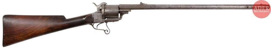 Carabine revolver Lefaucheux à broche, six coups, calibre 20
Canon rond à la bouche, avec tenon de baïonnette, à pans, avec hausse, poinçonné au tonnerre «?E. LEFAUCHEUX?».
Canon, barillet et garnitures en fer gravé de feuilles de vigne. Crosse en noyer tigré.
A.B.E. (Petites piqûres uniforme). Vers 1870.