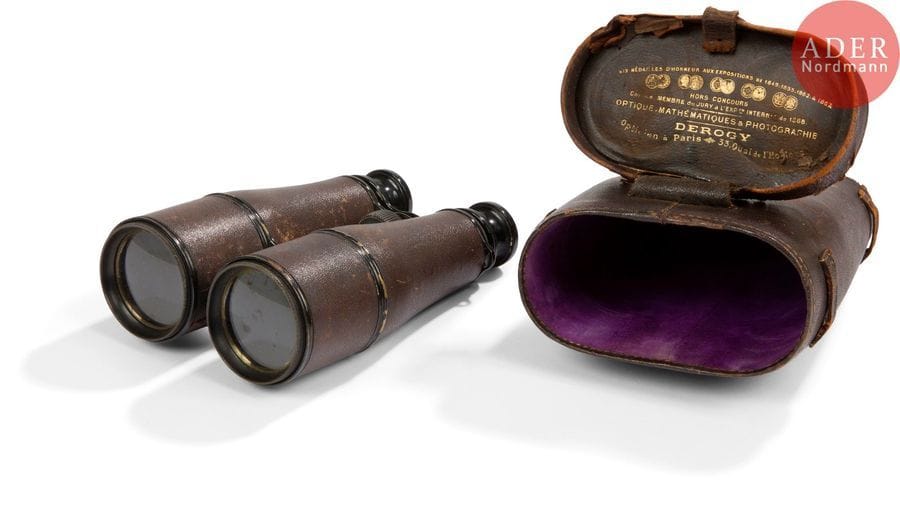 Jumelles à prismes d’officier
Dans leur étui d’origine en cuir, gainé de velours mauve, marqué à l’or dans le couvercle de l’opticien DEROGY, 33 Quai de l’horloge.
A.B.E. (Manque la boucle et la bandoulière). Vers 1870.