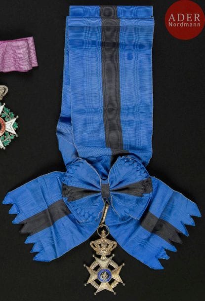 BELGIQUE
ORDRE DE LÉOPOLD II, créé en 1900.
Bijou de grand-croix, à légende française.
En vermeil et émail (petits éclats à la légende). Bélière à décor de feuilles de laurier. Écharpe avec nœud, coupée.
83?x?52?mm - Poids brut : 63?g
Dans son écrin (manque la plaque) de la Maison Walravens à Bruxelles, frappée du chiffre LII de Léopold II, sous couronne royale.
T.T.B. 