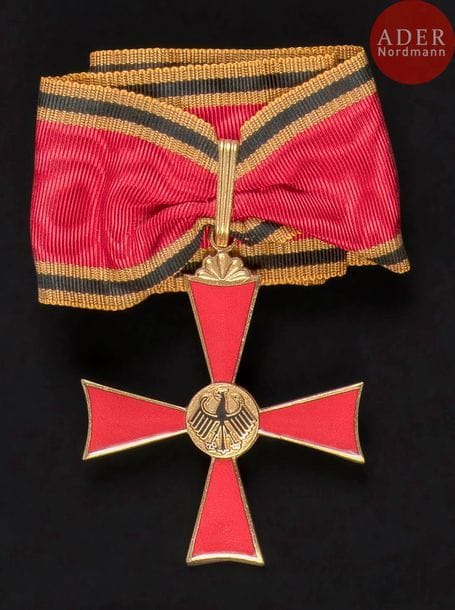 ALLEMAGNE - RÉPUBLIQUE FÉDÉRALE
ORDRE DU MÉRITE FÉDÉRAL, créé en 1951.
Croix de commandeur.
En bronze doré et émail. Cravate.
65?x?58?mm
On y joint une croix de l’ordre «?Pour le mérite?» en bronze doré et émail (éclat). Cravate. Fabrication moderne.
SUP.A