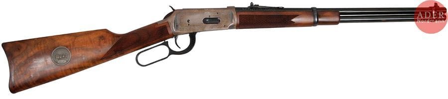 Carabine Winchester modèle 94, «?Wells Fargo & Co?», calibre 30-30 Win.
Canon rond de 50,8?cm (20»). Finition argentée gravée de diligence. Crosse en noyer avec médaille argentée.
Longueur totale?: 96?cm
Dans sa boîte.
Catégorie C à déclarer. N°WFC08396