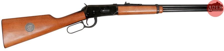 Carabine Winchester modèle 94 «?City of Concord Centennial 1 of 100?», calibre 30-30.
Canon de 49?cm (20»). Finition bronzée. Crosse en noyer avec médaille argentée.
Longueur totale?: 96?cm
Dans une boîte.
Catégorie C à déclarer. N°3142728