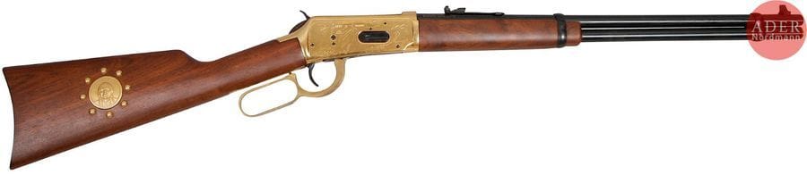 Carabine Winchester modèle 94 «?Sioux Carbine?», calibre 30-30 Win.
Canon de 49?cm (20’’). Finition dorée et gravée à décor d’indiens. Crosse en noyer avec cloutage et médaille dorée.
Longueur totale?: 96?cm
Dans sa boîte avec housse de style indien.
Catégorie C à déclarer. N°SU01599