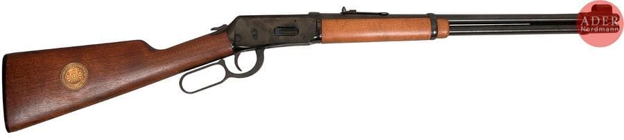 Carabine Winchester modèle 94 «?Jesse James Gang?», calibre 30-30 Win.
Canon de 49?cm (20’’). Finition bronzée. Crosse en noyer avec médaille.
Longueur totale?: 96?cm
Dans un coffret en cuir Winchester One of One thousand.
Catégorie C à déclarer. N°3338847