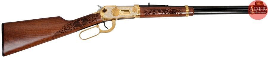 Carabine Winchester modèle 94AE, «?King of the cowboy Roy Rogers 1?/?300?», calibre 30-30 Win.
Canon de 49?cm (20’’). Finition dorée, gravée et argentée à décor de Roy Rogers et de rinceaux feuillagés (A&A Rapid City). Crosse en noyer sculpté en suite.
Longueur totale : 97?cm
Catégorie C à déclarer. N°6175717. Exemplaire n°184 sur 300 