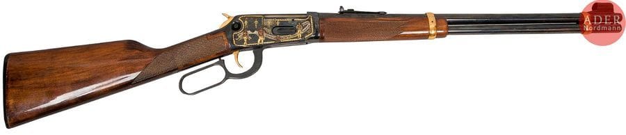 Carabine Winchester modèle 94AE «?Tombstone 1881?», calibre 30-30 Win.
Canon de 49?cm (20’’). Finition bleuie, dorée et gravée. Crosse en noyer verni.
Longueur totale?: 96?cm
Dans une boîte.
Catégorie C à déclarer. N°FL296. Exemplaire 48 sur 250.