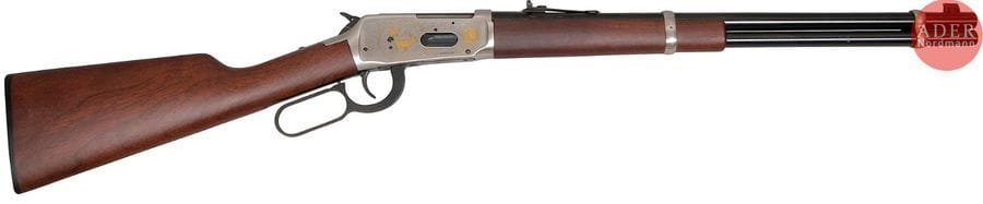 Carabine Winchester modèle 94AE «?NRA?», calibre 44 Rem Mag.
Canon de 49?cm (20»). Finition argentée, dorée et gravée à décor de cerfs. Crosse en noyer.
Longueur totale?: 96?cm
Dans une boîte.
Catégorie C à déclarer. N°06NRA0709