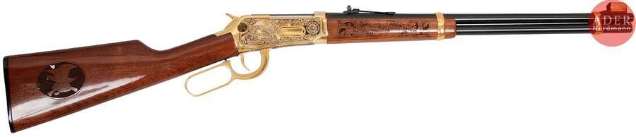 Carabine Winchester modèle 94AE «?NRA 1 of 300?», calibre 30-30 Win.
Canon de 49?cm (20»). Finition dorée, argentée et gravée. Crosse sculptée en suite.
Longueur totale?: 96?cm
Dans une boîte.
Catégorie C à déclarer. N°6368116. Exemplaire n°253 sur 300.