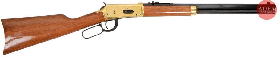 Rifle Winchester modèle 94 «?A century of Leadership 1866-1966?», calibre 30-30 Win.
Canon de 49?cm (20’’). Finition dorée et marquée «?Presented to Doug Sissoun a Winchester man December 9, 1965?». Crosse en noyer.
Longueur totale?: 97,5?cm
Catégorie C à déclarer. N°31AWM