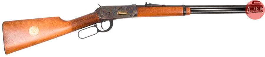 Carabine Winchester modèle 94 «?Ellwood City Pennsylvania, 75 years of progess?», calibre 30-30 Win.
Canon de 49?cm (20’’). Finition jaspée à décor d’arabesques. Crosse en noyer avec médaille dorée.
Longueur totale?: 96?cm
Catégorie C à déclarer. N°2977996