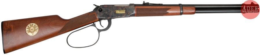 Carabine Winchester modèle 94AE, «?Maricopa Arizona Police?», calibre 44 Rem Mag.
Canon de 49?cm (20’’). Finition jaspée. Levier large loop. Crosse en noyer avec médaille argentée.
Longueur totale?: 96?cm
Catégorie C à déclarer. N°6251036