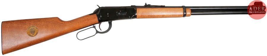 Carabne Winchester modèle 94 «?Wichta Police?», calibre 44 Mag.
Canon de 49?cm (20’’). Finition bronzée. Crosse en noyer avec médaille.
Longueur totale?: 96?cm
Catégorie C à déclarer. N°3339225M.
