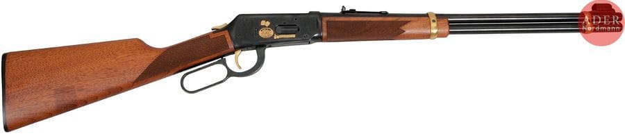 Carabine Winchester modèle 94XTR, «?Mississipi River Gambler St Louis- One of Fourty?», calibre 30-30 Win.
Canon de 49?cm (20’’). Finition bleuie, dorée et gravée à décor de joueurs de cartes, dés, bateaux à vapeur. Crosse en noyer.
Longueur totale?: 96?cm
Catégorie C à déclarer. N°4910188. N°36 sur 40.