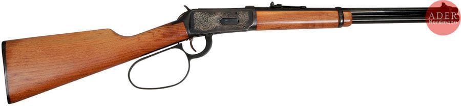 Carabine Winchester 94, «?Wrangler?», calibre 30-30 Win.
Canon de 45?cm. Finition bronzée et gravée à décor de cowboys. Levier large loop. Crosse en noyer clair.
Longueur totale?: 92?cm
Catégorie C à déclarer. N°5096234