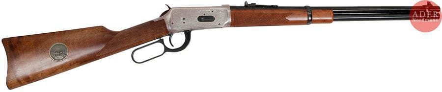 Carabine modèle 94 «?Wells Fargo?», calibre 30-30 Win.
Canon de 49?cm (20»). Finition argentée et gravée de diligences. Crosse en noyer avec médaille argentée.
Longueur totale?: 97?cm
Dans sa boîte.
Catégorie C à déclarer. N°WFC15699