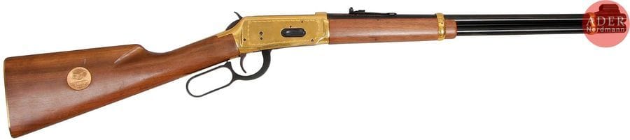 Carabine Winchester modèle 94 «?Oceans united by rail - Golden Spike?», calibre 30-30 Win.
Canon de 49?cm (20»). Finition dorée. Crosse en noyer avec médaille dorée.
Longueur totale?: 96?cm
Dans sa boîte.
Catégorie C à déclarer. N°GS61725