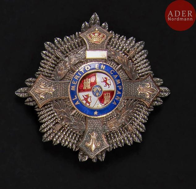 ESPAGNE
ORDRE MILITAIRE DE MARIE CHRISTINE, créé en 1890.
Plaque de grand-croix, d’époque royale.
En argent repercé à pointes de diamant, vermeil. Centre en or et émail (refixé, infime éclat). Revers à deux crochets et attache basculante. Marque du fabricant Castells à Barcelone.
85?mm - Poids brut : 72?g
T.T.B.