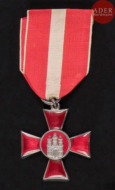 ALLEMAGNE - VILLE D’HAMBOURG.
Croix hanséatique.
En métal argenté et émail. Ruban.
45?x?39?mm
T.T.B. 