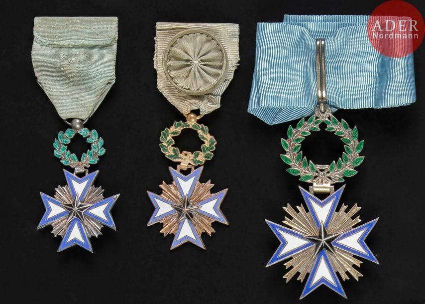 FRANCE - BENIN
ORDRE DE L’ÉTOILE NOIRE, créé en 1889.
Ensemble de trois pièces comprenant :
- étoile de chevalier en argent et émail (éclats), poinçon tête de sanglier. Ruban. 60?x?34mm - Poids brut : 17 g. B.
- étoile d’officier en bronze doré, uniface. Ruban à rosette. 60?x?34?mm. T.B.
- étoile de commandeur en vermeil et émail, poinçon tête de sanglier. 90?x?50?mm - Poids brut : 42 g. T.T.B.