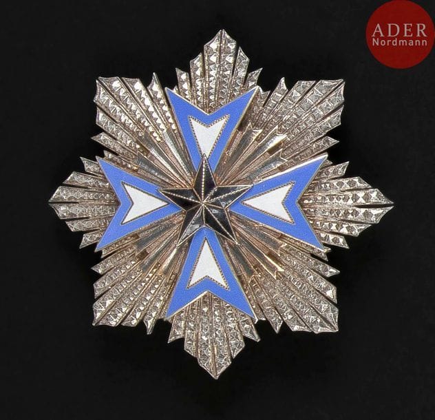 FRANCE - BENIN
ORDRE DE L’ÉTOILE NOIRE, créé en 1889.
Plaque de grand-croix.
En argent travaillé à pointe de diamant, vermeil et émail (infime cheveu). Revers à deux crochets et attache basculante. Poinçon tête de sanglier et d’orfèvre.
80?mm - Poids brut : 87?g
T.T.B. 