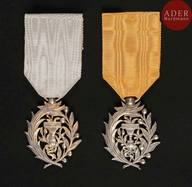 FRANCE - CAMBODGE
ORDRE ROYAL DU MUNISÉRAPHON, créé en 1905.
Deux insignes de chevalier?:
- un en vermeil. Poinçon tête de sanglier. Ruban violet du 1er type. Dans sa boîte marquée au petit fer des grandes armes du Cambodge.
46?x?36?mm - Poids brut?: 17?g
- un en vermeil. Ruban.
46?x?38?mm - Poids brut?: 16?g
SUP. 