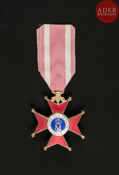 FRANCE - SEDANG
ORDRE DU MÉRITE DE SEDANG, créé en 1888.
Croix de chevalier.
En bronze doré et émail. Ruban.
43?x?36?mm
SUP. 