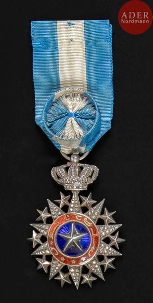 FRANCE - TADJOURA
ORDRE DU NICHAN EL ANOUAR, créé en 1887.
Étoile d’officier en argent, vermeil et émail (deux légers éclats) ruban à rosette.
70?x?45?mm - Poids brut : 27?g
T.T.B.