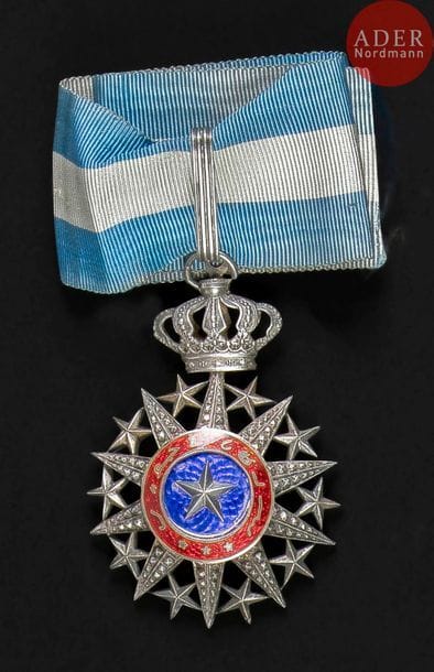 FRANCE - TADJOURA
ORDRE DU NICHAN EL ANOUAR, créé en 1887.
Étoile de commandeur en argent et émail (un petit éclat). Poinçon tête de sanglier. Cravate (manque les attaches).
70?x?47?mm - Poids brut : 34?g
T.T.B.