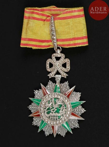 FRANCE - TUNISIE
ORDRE DU NICHAN IFTIKHAR, créé en 1835.
Étoile de commandeur au monogramme de Mohamed El Habbib Bey (1922-1929).
En argent et émail (éclats). Poinçon tête de sanglier. Cravate incomplète.
90?x?60?mm - Poids brut : 60?g
T.T.B.