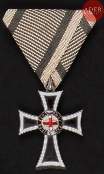 AUTRICHE
ORDRE TEUTONIQUE «?Marian Kreuz?»
Croix de chevalier.
En argent, or et émail (un petit éclat au revers). Ruban triangulaire.
Poinçon au cygne.
40?x?35?mm - Poids brut : 15?g
T.T.B.