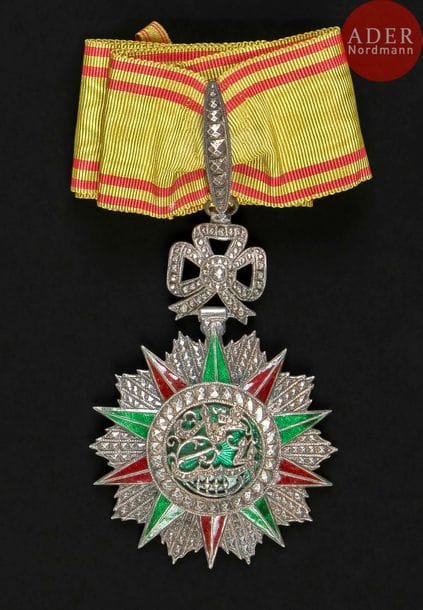 FRANCE - TUNISIE
ORDRE DU NICHAN IFTIKHAR, créé en 1835.
Étoile de commandeur au monogramme de Mohamed El Habbib Bey (1922-1929).
En argent et émail. Poinçon tête de sanglier, cravate.
88?x?60?mm - Poids brut : 66?g
SUP.