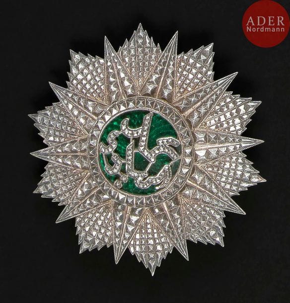 FRANCE - TUNISIE
ORDRE DU NICHAN IFTIKHAR, créé en 1835.
Plaque de grand-croix de fabrication française au monogramme de Mohamed El Hadi (1902-1906).
En argent et émail, revers à deux crochets et attache basculante. Poinçon tête de sanglier.
85?mm - Poids brut : 100?g
SUP.